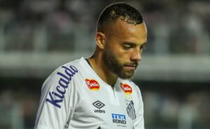 santos perde para chapecoense por 3 a 2 e atitude de guilherme surpreende: “nada mais constrangedor”