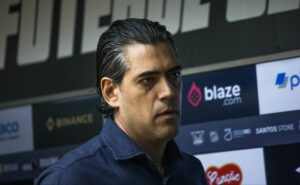 paulo bracks perde a paciência no santos e deve mandar embora medalhão de 35 anos 