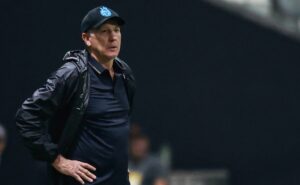renato gaúcho caiu no grêmio na visão da torcida, que não aguenta mais: “demitido” 