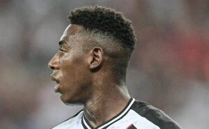 zagueiro léo, do vasco, é alvo de críticas após derrota para o atlético mg: "sem justificativa"