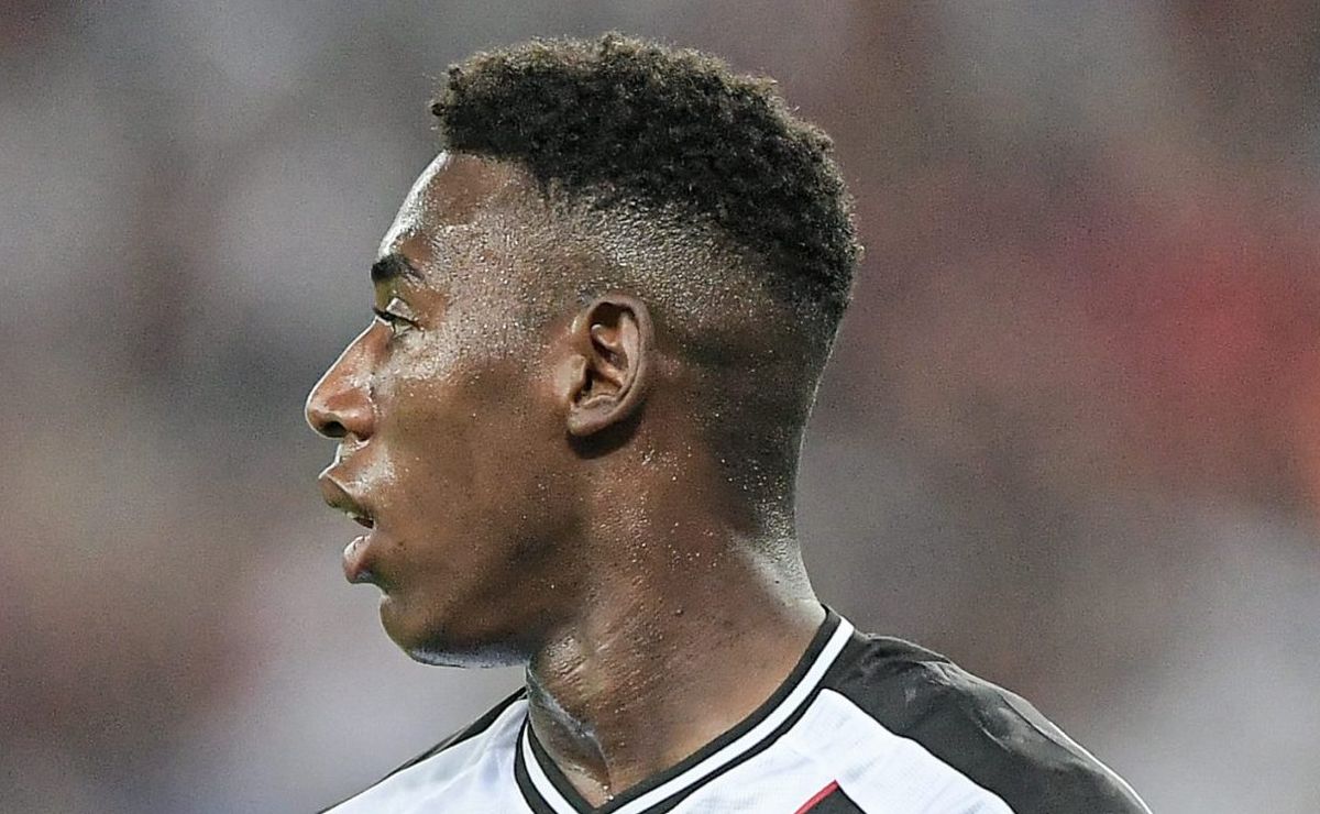 zagueiro léo, do vasco, é alvo de críticas após derrota para o atlético mg: "sem justificativa"