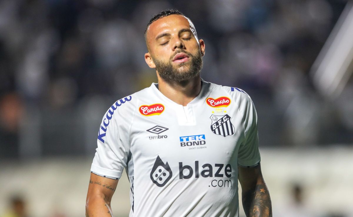 guilherme perde gol inacreditável em santos x mirassol, e torcida santista critica atacante