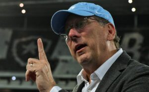 botafogo recebe proposta de time saudita pelo atacante carlos alberto, afirma nicola