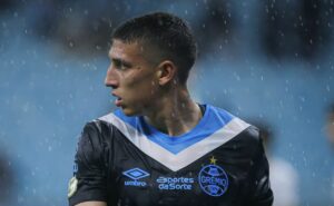 cristaldo deve ser barrado por renato portaluppi para monsalve voltar a ser titular