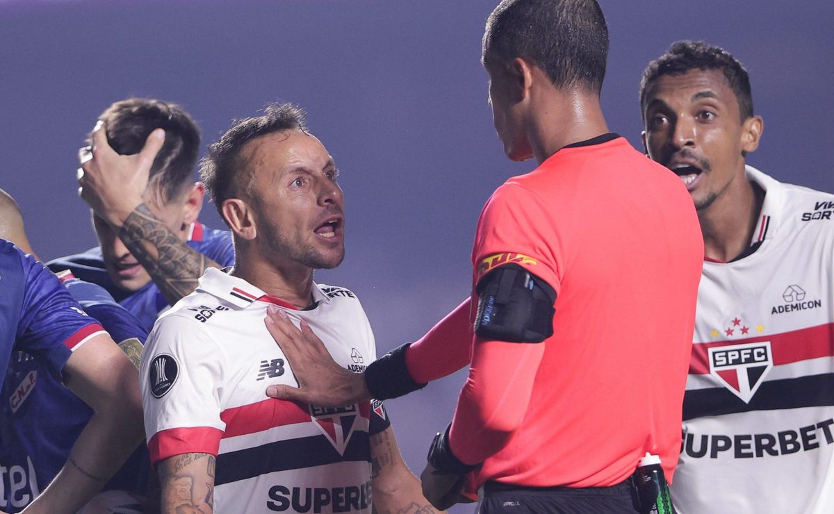 são paulo planeja 3 reforços jovens com saídas de rafinha e luiz gustavo 