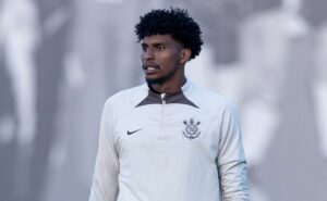 hugo souza faz corinthians se atrapalhar e compra com o flamengo é adiada
