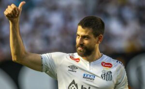 luan peres marca e salva o santos no aniversário da vila belmiro