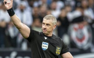 daronco ignora pênalti para o flamengo contra o corinthians e nação critica: “assalto”