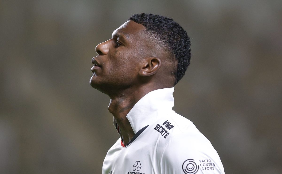 arboleda erra gol 'bizarro' em são paulo x criciúma e torcida se revolta nas redes sociais: "bagre"