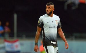 alex santana, volante do corinthians lamenta chance perdida contra o racing: "se tivesse olhado antes"
