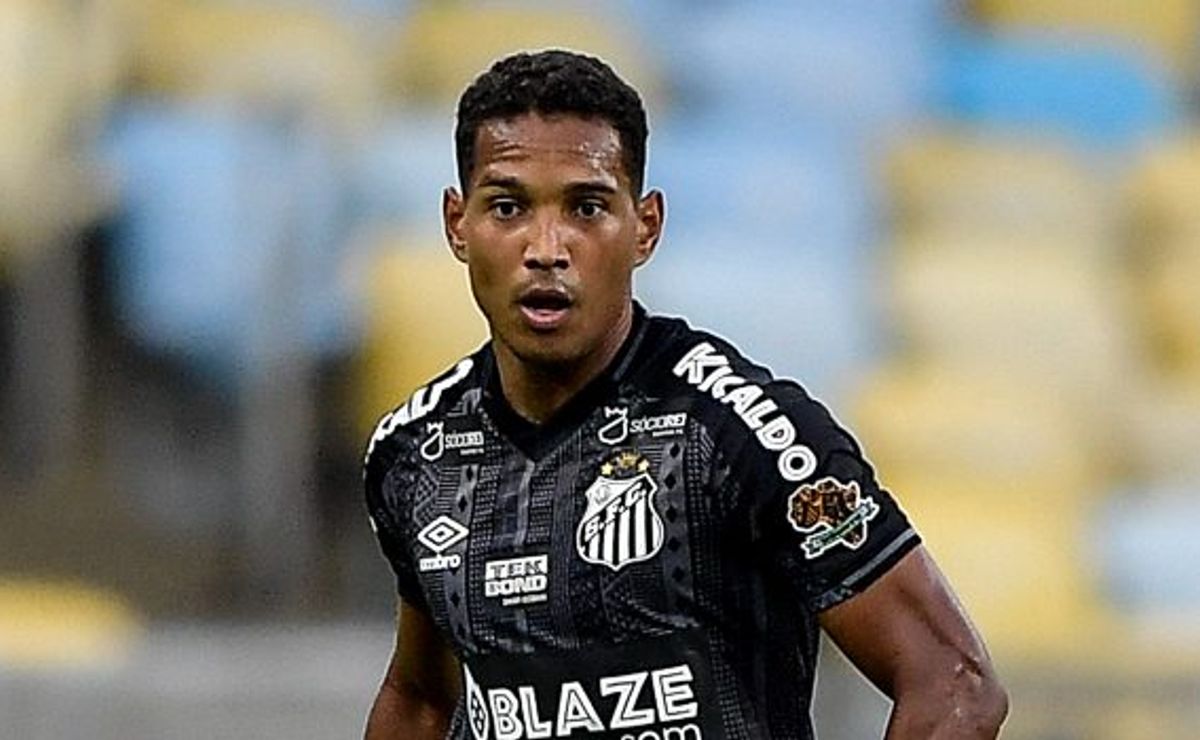 grêmio pode oferecer o goleiro adriel ao santos para contratar o lateral joão lucas