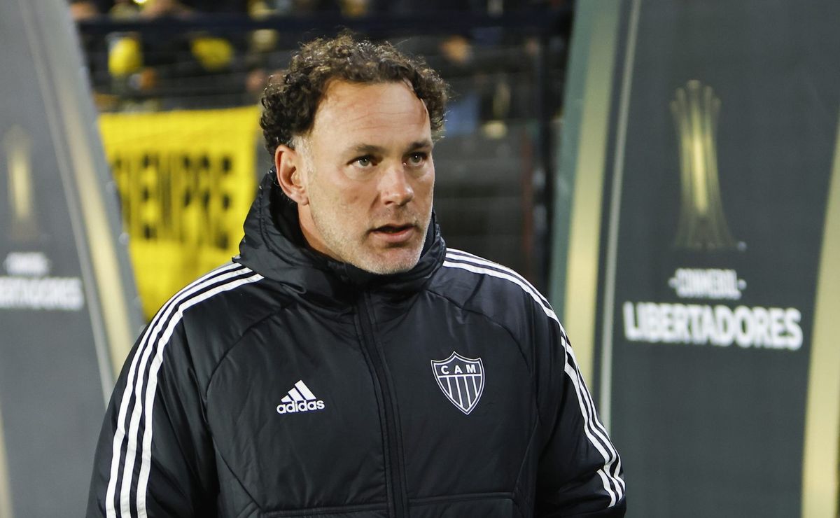 deyverson brilha na libertadores, mas torcida do atlético mineiro vê demora em substituições de milito