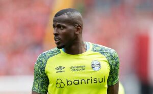 caíque, goleiro do grêmio, é acusado de agressão por torcedor do internacional após gre nal 443