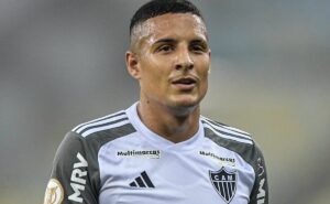 guilherme arana e +1 provocam roger flores e neto após classificação do atlético mg: “ganhou nada”