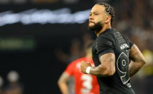 memphis depay estará presente em corinthians x flamengo na copa do brasil em um dos camarotes 