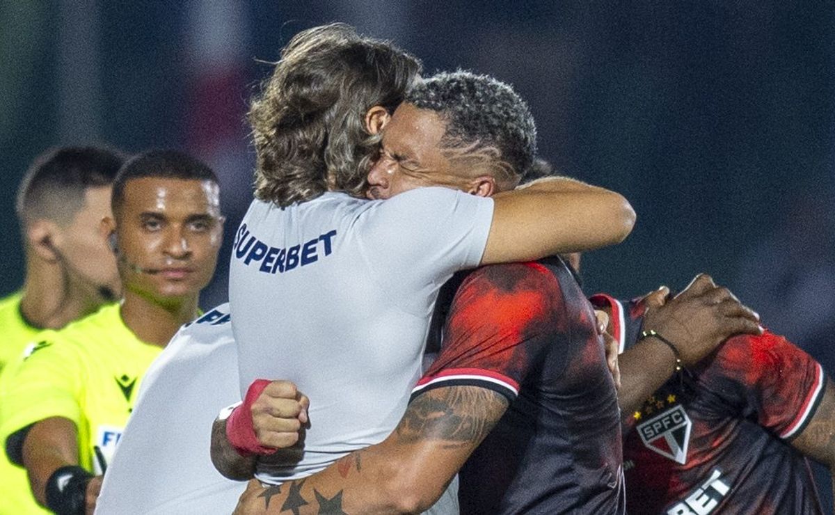luciano abraça zubeldía e atitude chama atenção da torcida em são paulo x vasco
