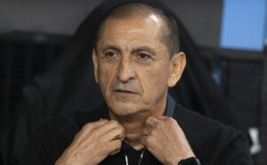 ramón díaz aponta que cacá sofreu falta no primeiro gol do racing 
