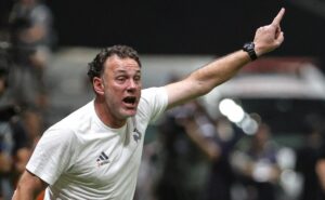 defesa do atlético mg falha contra o grêmio e torcida alerta milito: “arruma isso aí”