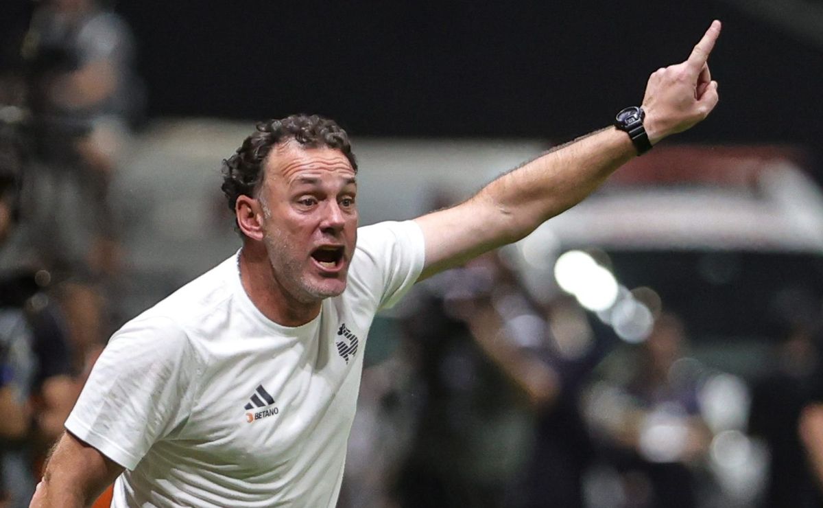 defesa do atlético mg falha contra o grêmio e torcida alerta milito: “arruma isso aí”