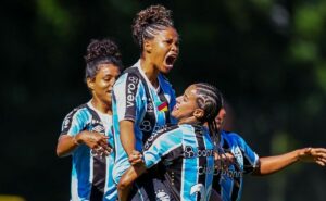 grêmio vence inter em gre nal marcado por polêmica e falha de bárbara, ex seleção