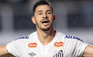 gil, giuliano e willian tem renovações com o santos e clima fica hostil nos bastidores, diz jornalista 