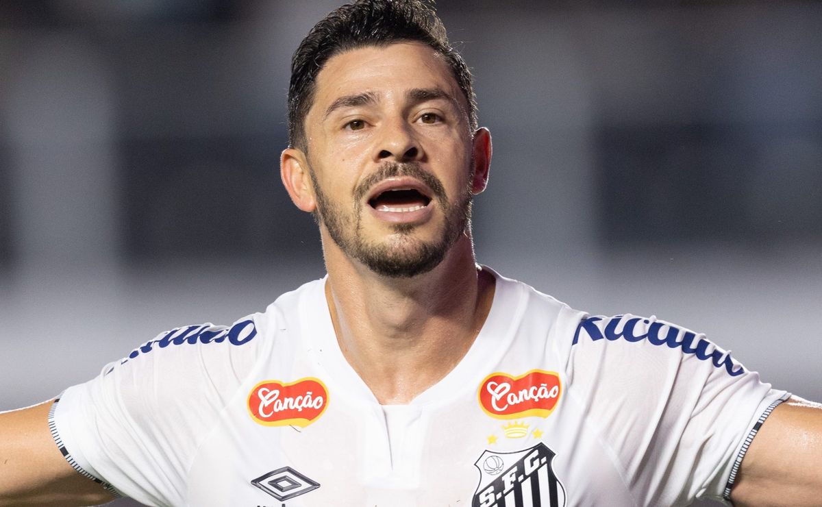 gil, giuliano e willian tem renovações com o santos e clima fica hostil nos bastidores, diz jornalista 