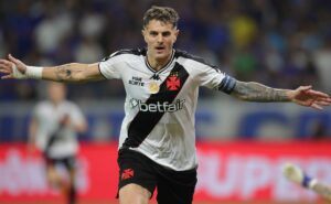 faz o pix e me abraça! vegetti contribui com festa e vascaínos vão à loucura