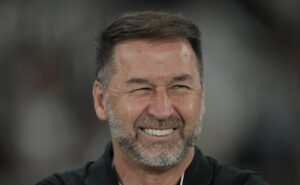 corinthians de augusto melo busca zagueiro midiático e esporte da sorte vai bancar contratação