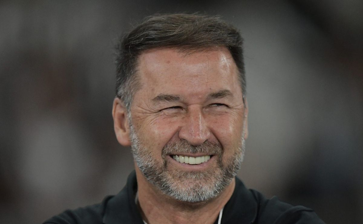 corinthians de augusto melo busca zagueiro midiático e esporte da sorte vai bancar contratação