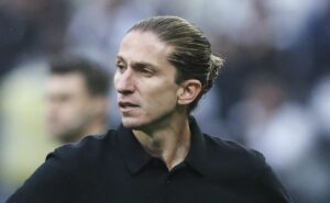 filipe luís recebe péssima notícia e titular do flamengo precisa operar o joelho