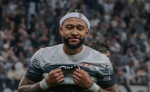 memphis depay protagoniza feito em corinthians x racing mesmo ofuscado por yuri alberto