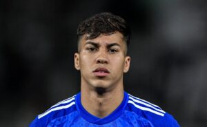 kaio jorge marca e fica de bem com a torcida do cruzeiro diante do lanús 