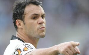 kleber detona cruzeiro após empate com o lanús e cita leila pereira: “gastando menos”