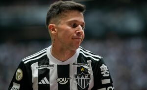 bernard é flagrado após lesão no atlético mg e já está correndo no ct