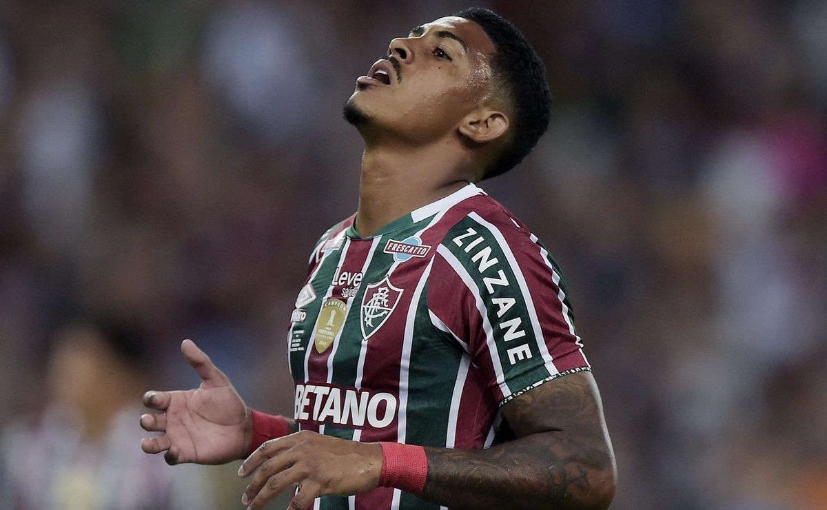 john kennedy tem atitude questionada no fluminense e divide opinião de torcedores nas redes