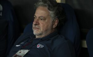 casares começa reformulação no são paulo e estuda rescisão com meio campista méndez 