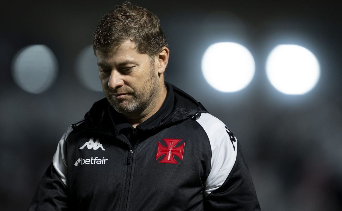 torcida do vasco rebate declarações de paiva após novo deslize no brasileirão