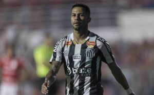 santos precisa definir situação de serginho após jogador perder espaço com fábio carille
