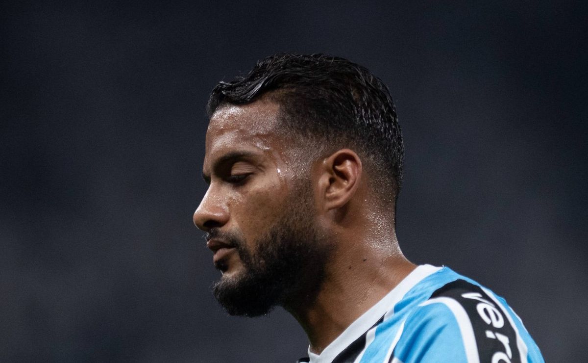 grêmio pode dispensar reinaldo e +15 jogadores no fim do ano; veja a lista