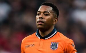 filho de robinho busca anonimato no santos após ser um dos destaques da base