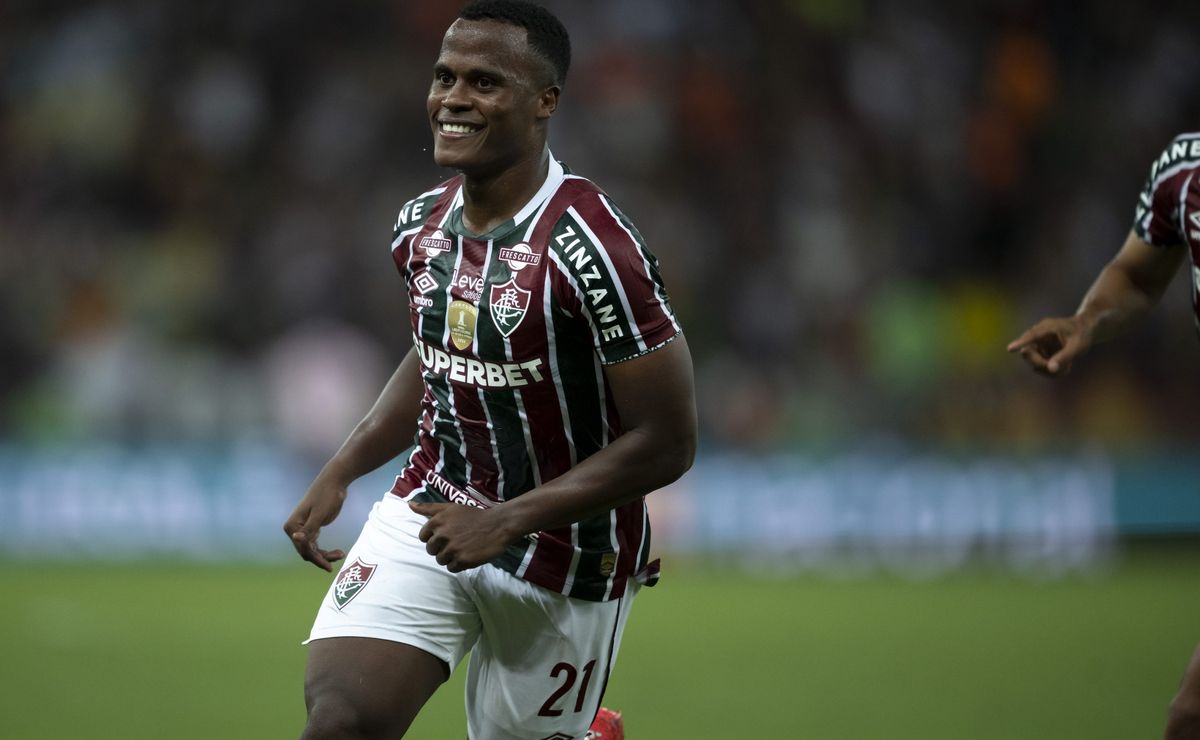 torcida do fluminense pressiona por permanência de arias para a próxima temporada