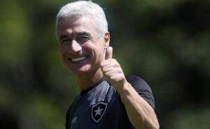 paulo bracks viaja a portugal e santos vive expectativa de acertar contratação de luís castro