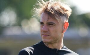 róger guedes se aproxima de dupla campeã da libertadores para substituir centroavantes e grêmio é avisado