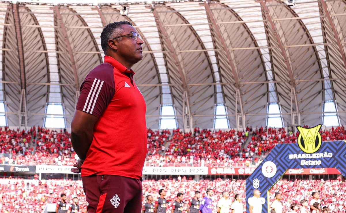 roger machado recebe apoio da torcida do internacional após goleada contra o rb bragantino