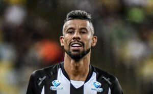 léo moura revela preferência na lateral para flamengo x atlético mg e analisa trabalho de filipe luís
