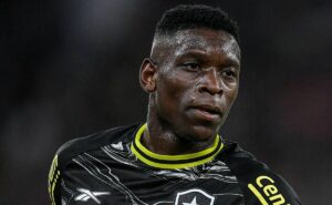 luiz henrique, do botafogo, é substituído com dores no joelho e liga alerta na seleção brasileira