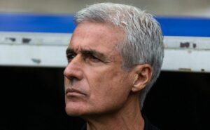 luís castro não se anima com procura do santos e pedro caixinha ganha força
