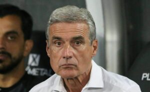 luís castro foi oferecido ao corinthians para 2025 e técnico pede salário alto