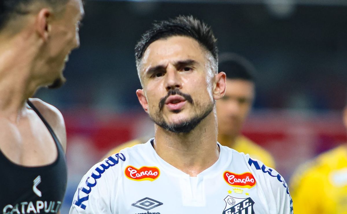 willian bigode pode abrir mão de cirurgia e recebe convite de rival do santos para 2025