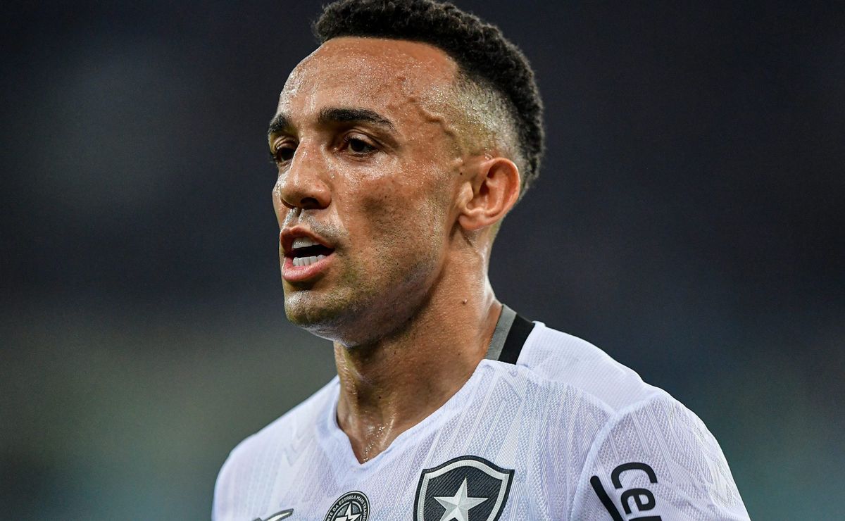 botafogo aceita liberar marçal e lateral pode jogar por tricampeão da libertadores